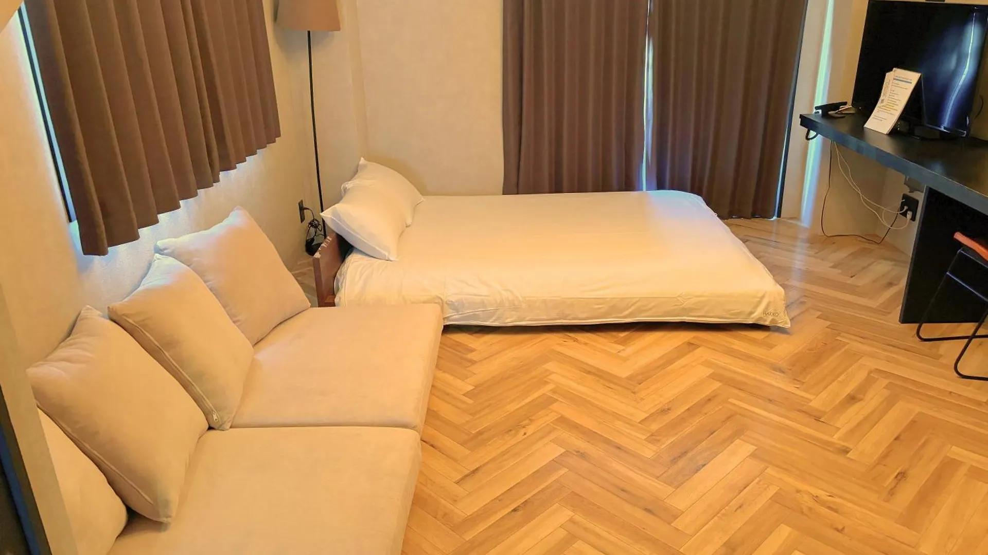 מלון טוקיו Book Tea Bed Shinjuku-Gyoen יפן
